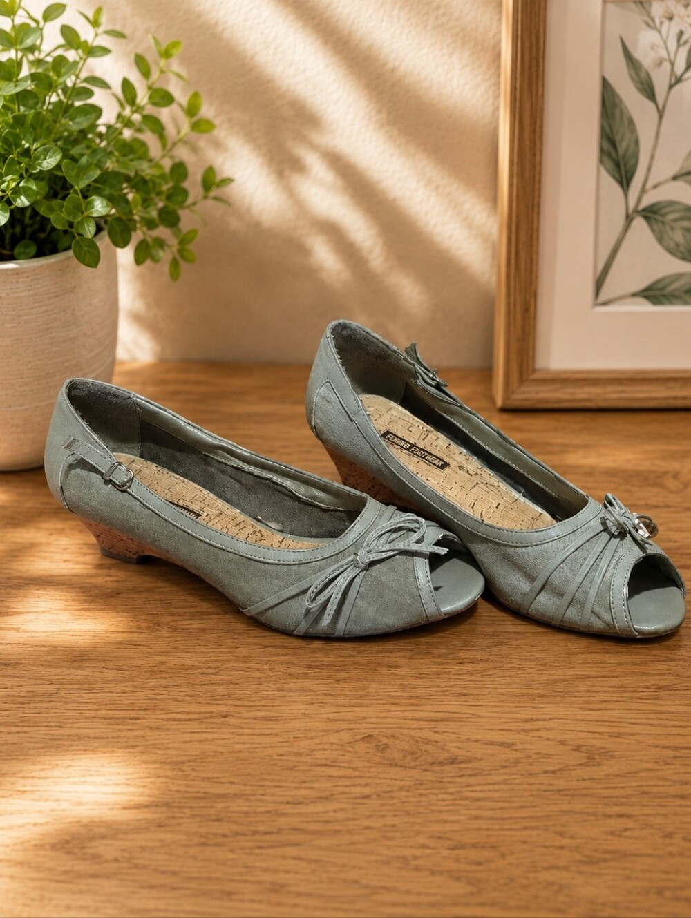 ✨ Tender Tootsies Peep-Toe Wedge Heels – Taupe/Army Green | Size 8 ✨